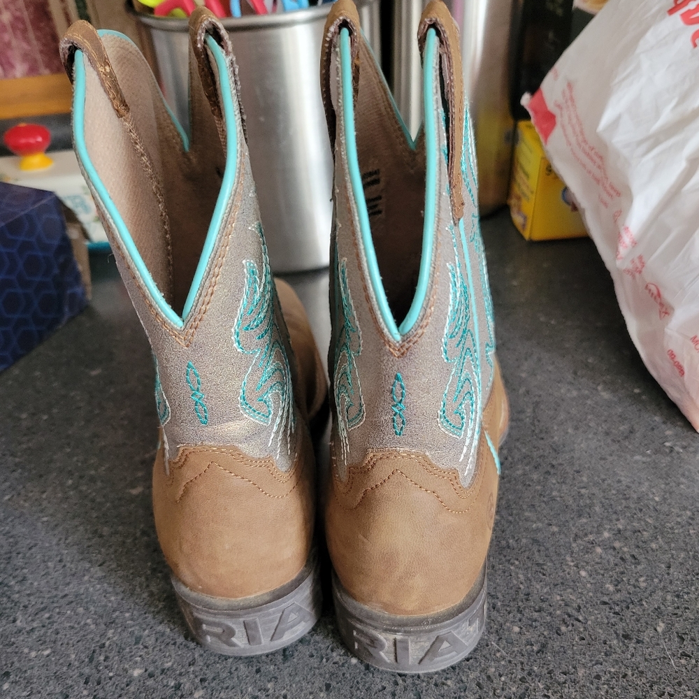 Ariat size 4 brown boot and teal